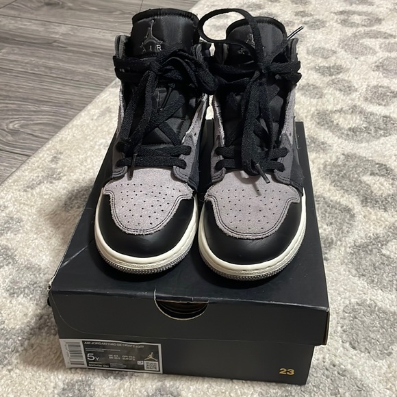 Jordan Other - Grade school Jordan 1 mid